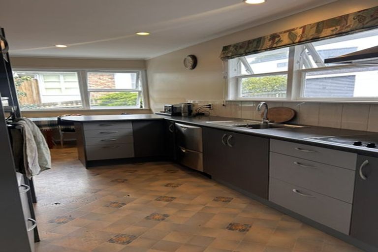 Photo of property in 2a Chapman Road, Te Atatu Peninsula, Auckland, 0610