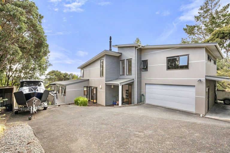 Photo of property in 19 Te Araroa Drive, Paremoremo, Auckland, 0632
