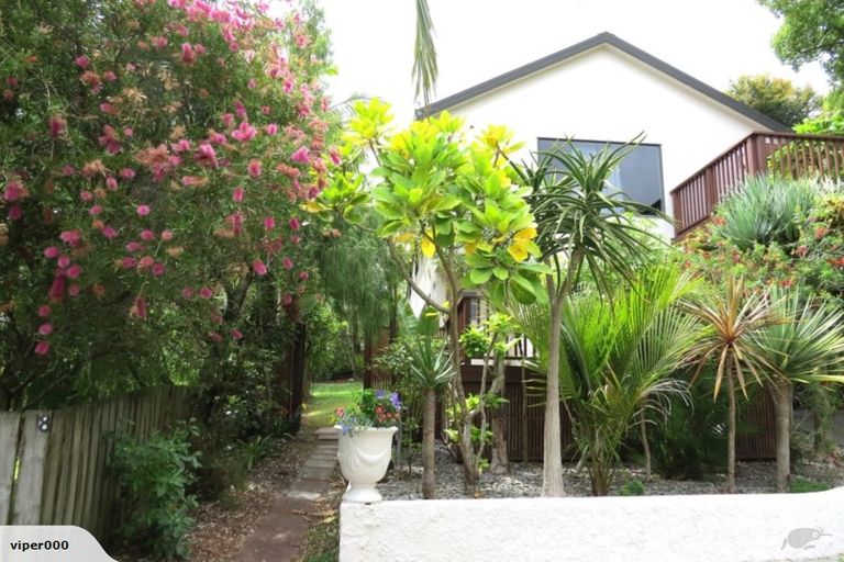 Photo of property in 8 Rosecamp Road, Beach Haven, Auckland, 0626