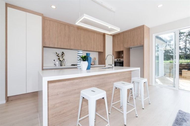 Photo of property in 13 Barrique Road, Kumeu, 0810