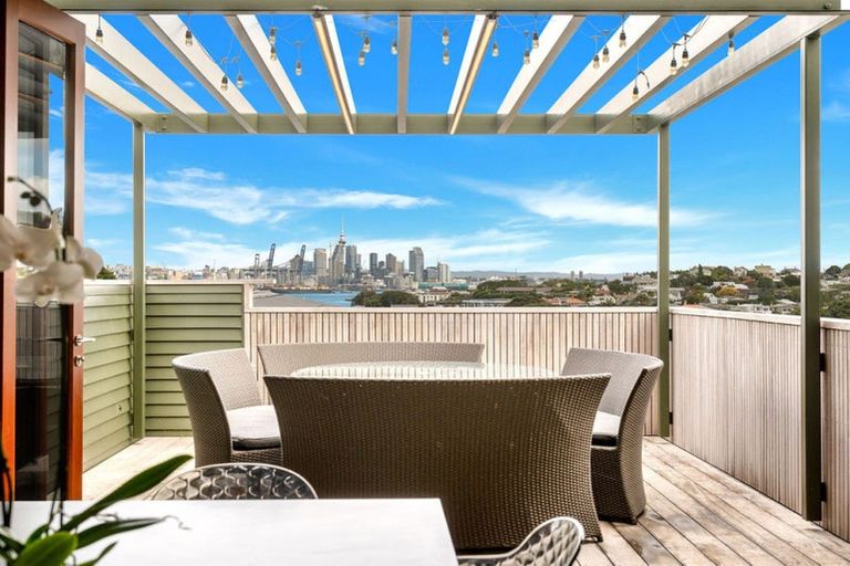 Photo of property in 19 Jubilee Avenue, Devonport, Auckland, 0624