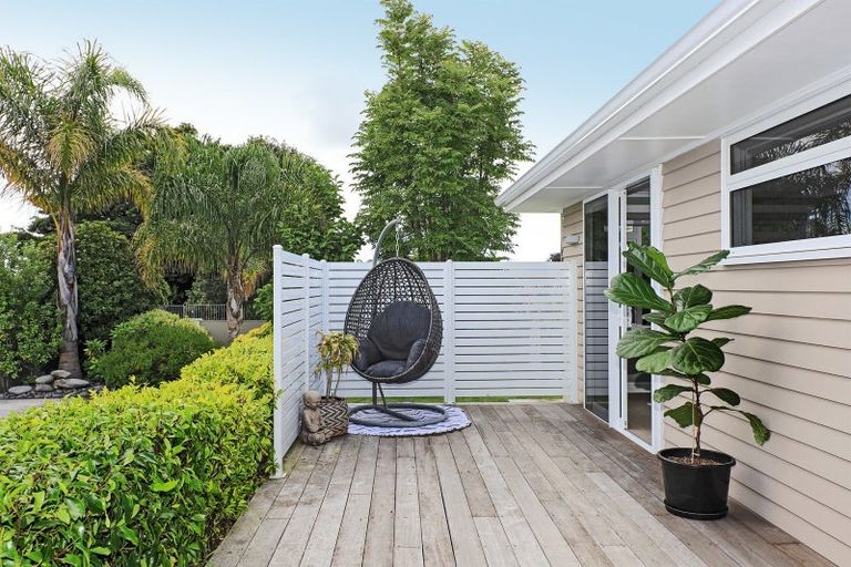 Photo of property in 27 Hammond Road, Taradale, Napier, 4112