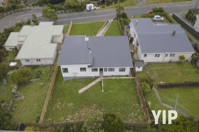 Photo of property in 4 Chapman Street, Newlands, Wellington, 6037