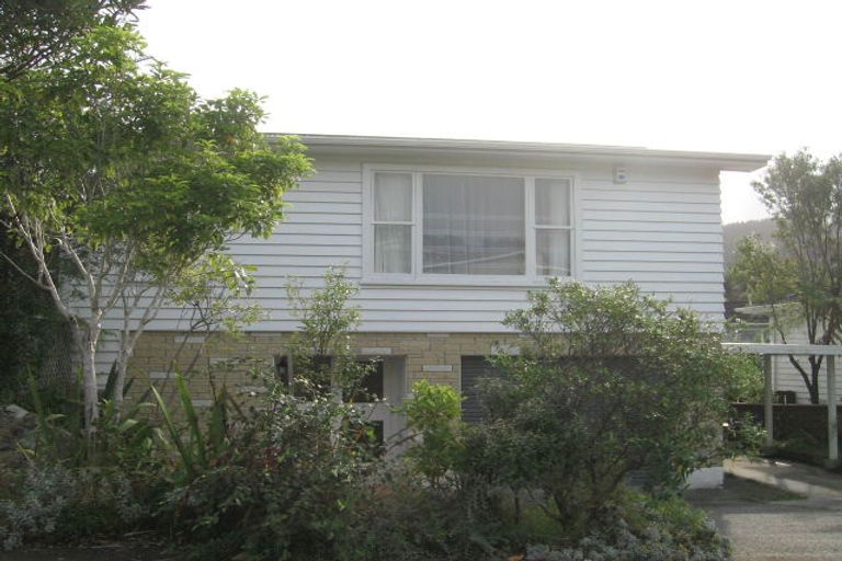 Photo of property in 4 Somerville Terrace, Tawa, Wellington, 5028