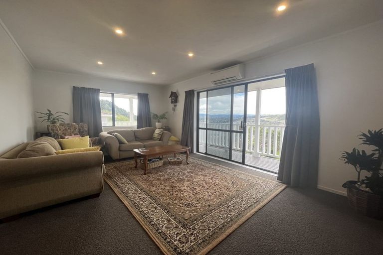 Photo of property in 18 Saint Aidans Way, Tawa, Wellington, 5028
