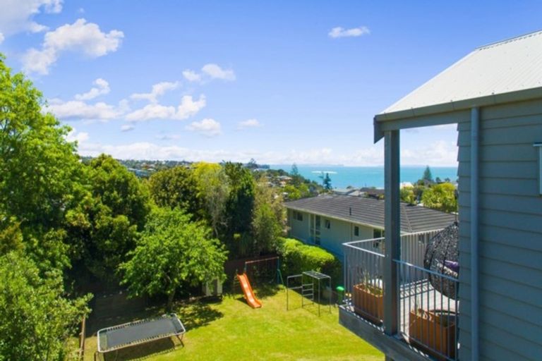 Photo of property in 8 Garadice Road, Rothesay Bay, Auckland, 0630