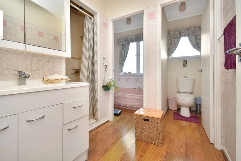 Photo of property in 8 Hobsonville Road, West Harbour, Auckland, 0618