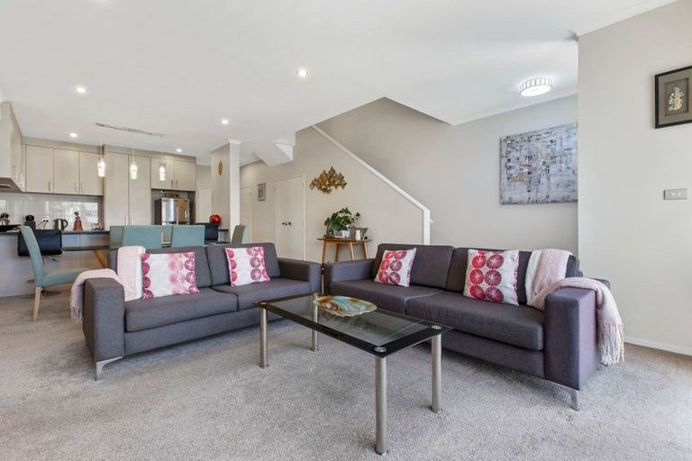 Photo of property in 33 Popokatea Drive, Takanini, 2112