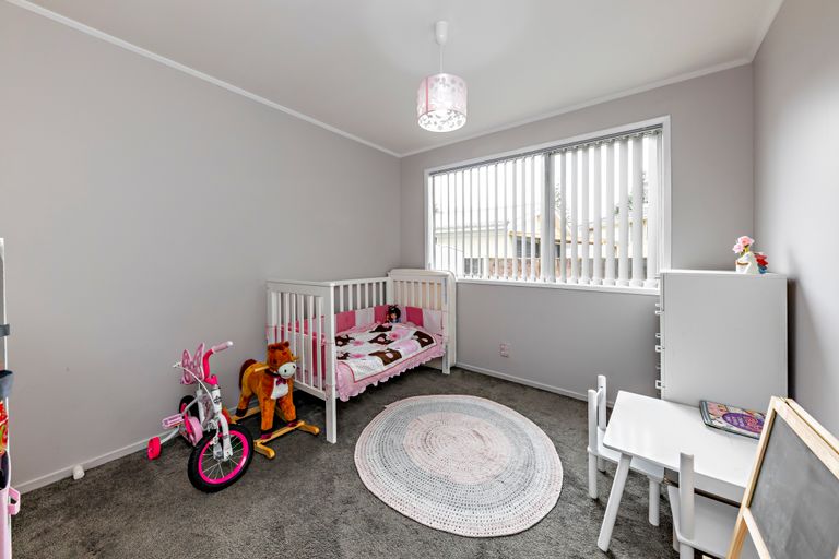 Photo of property in 11 Hinton Place, Weymouth, Auckland, 2103