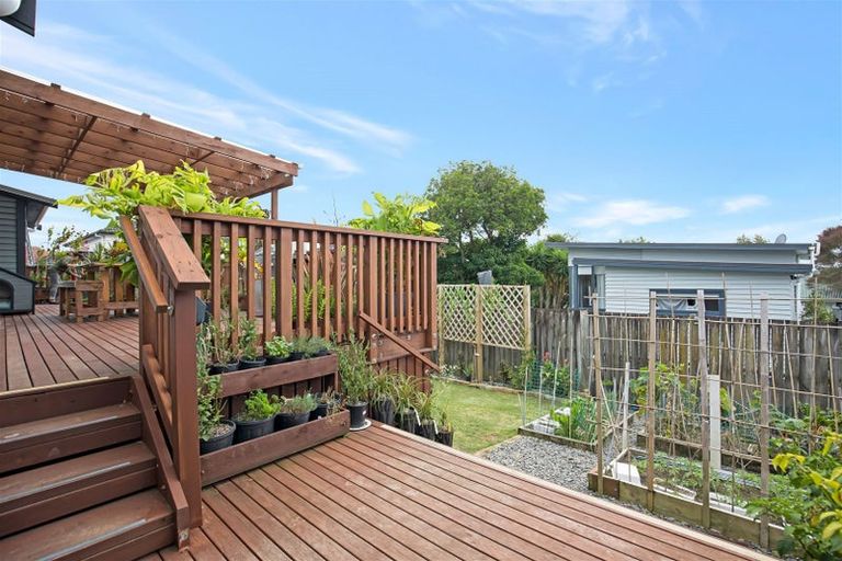Photo of property in 1/275 Great North Road, Henderson, Auckland, 0612