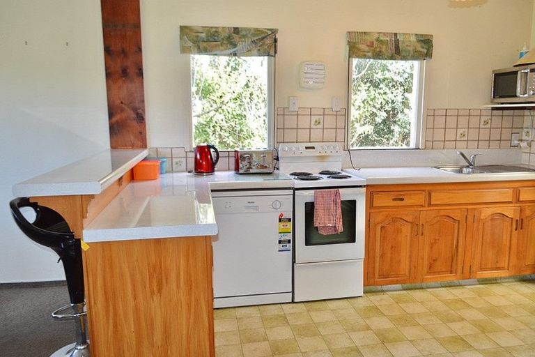 Photo of property in 909 State Highway 1, Te Horo, Otaki, 5581