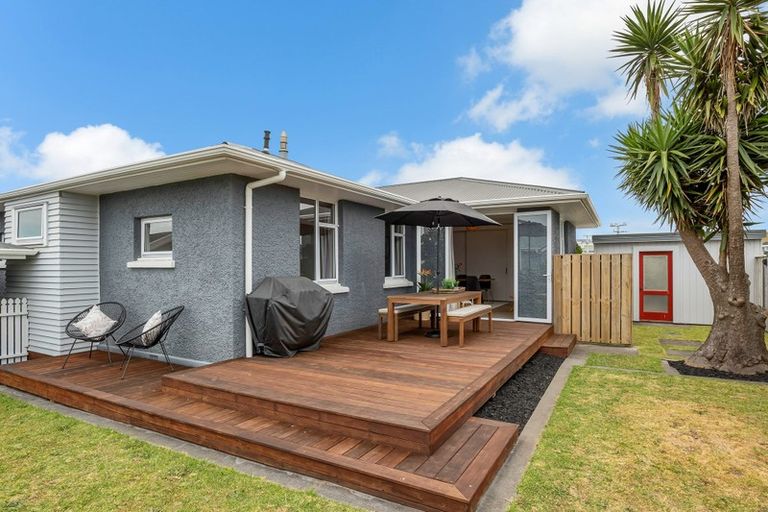 Photo of property in 20 South Road, Moturoa, New Plymouth, 4310
