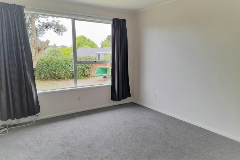Photo of property in 11 Cockayne Crescent, Sunnynook, Auckland, 0620
