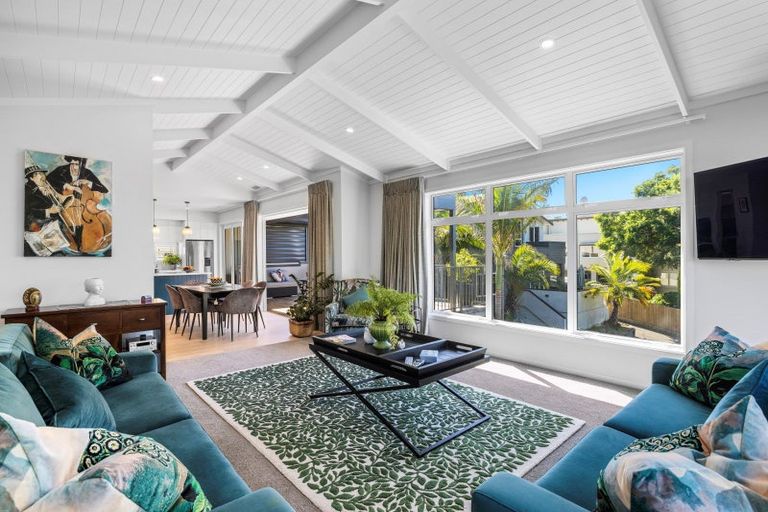 Photo of property in 341 Devonport Road, Tauranga, 3110