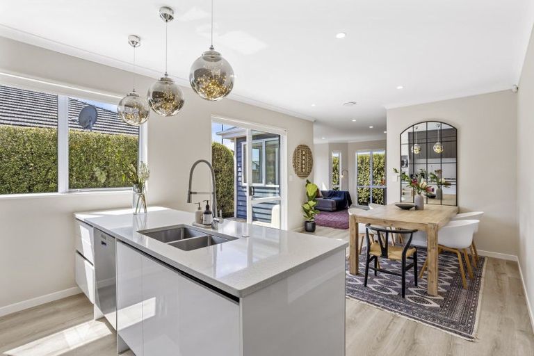 Photo of property in 8 Vinistra Road, Kumeu, 0810