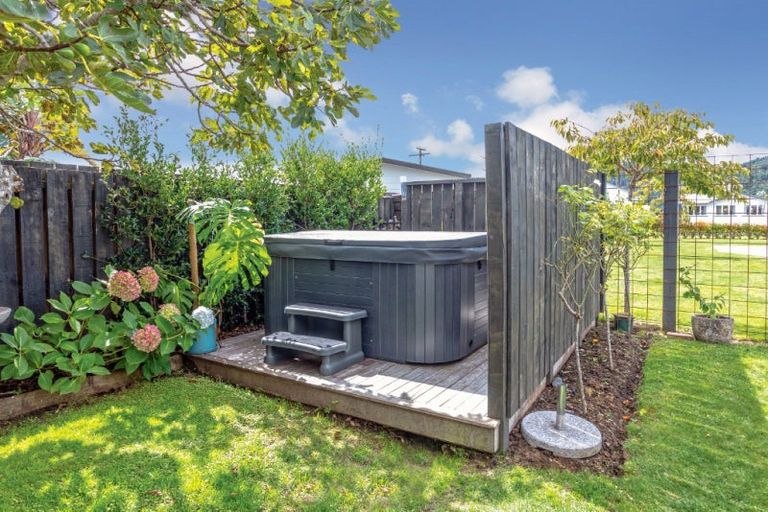 Photo of property in 107 Riverview Road, Whangamata, 3620