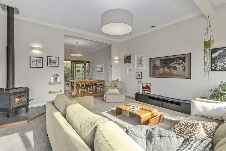 Photo of property in 118 Sutherland Road, Melrose, Wellington, 6023