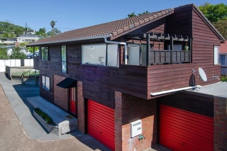 Photo of property in 2/99 Matipo Road, Mairangi Bay, Auckland, 0630