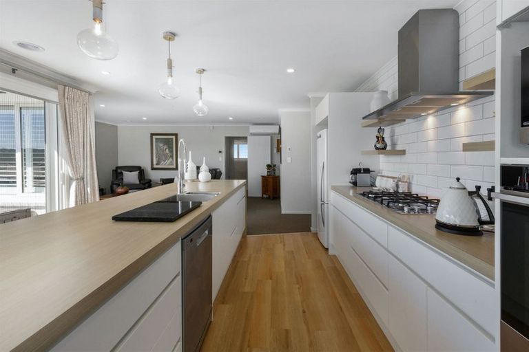 Photo of property in 86 Queen Charlotte Drive, Aotea, Porirua, 5024