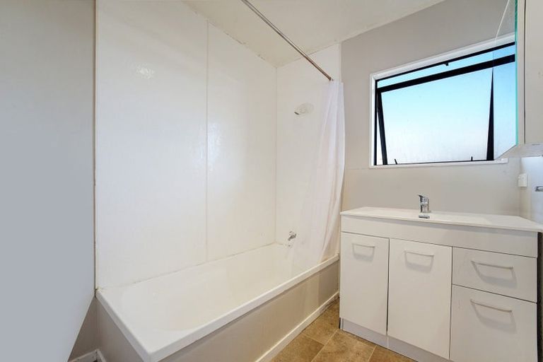 Photo of property in 2/14 Templeton Place, Clendon Park, Auckland, 2103
