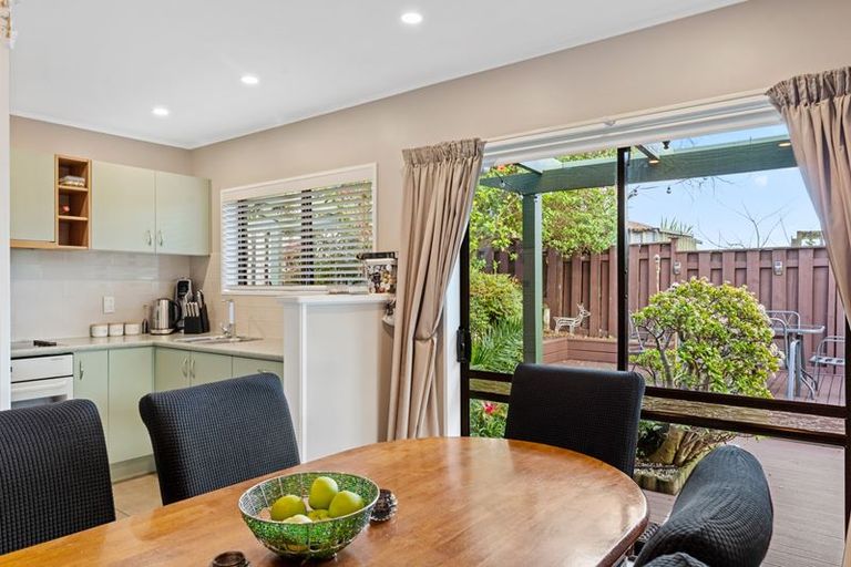 Photo of property in 2/41 Highland Drive, Highland Park, Auckland, 2010