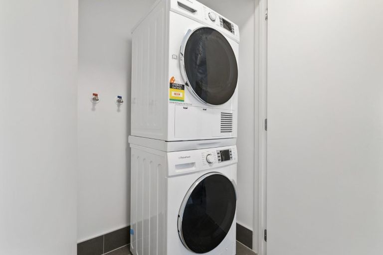 Photo of property in 1/4045f Great North Road, Glen Eden, Auckland, 0602