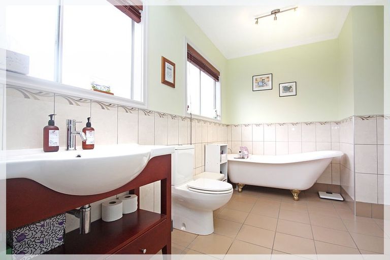 Photo of property in 54 Kawiu Road, Levin, 5510