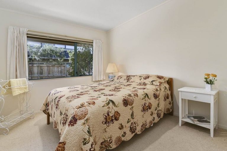 Photo of property in 35 Trotting Terrace, Fairview Heights, Auckland, 0632