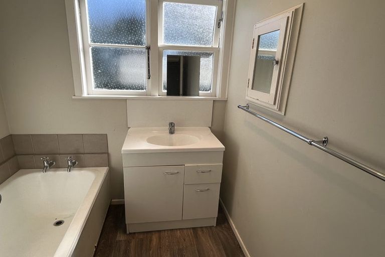 Photo of property in 14 Waterloo Crescent, Hokowhitu, Palmerston North, 4410