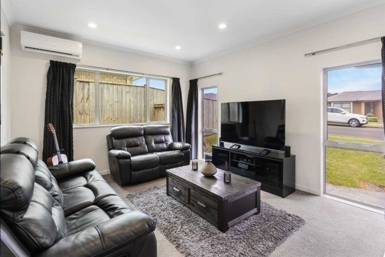 Photo of property in 11 Kilmacrennan Drive, Rosehill, Papakura, 2113