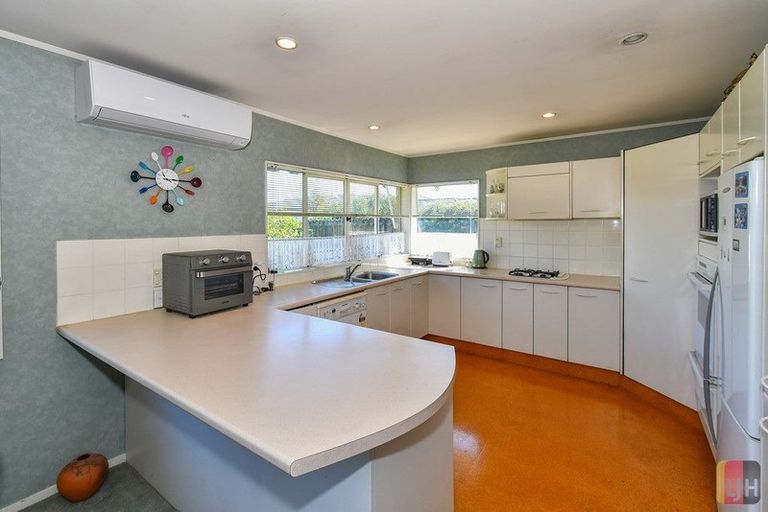 Photo of property in 28 Chippewa Place, Conifer Grove, Takanini, 2112