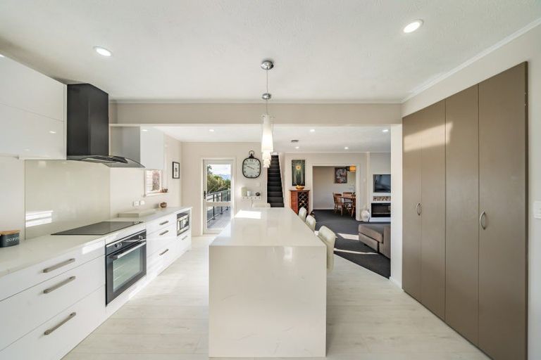 Photo of property in 7 Pokohiwi Road, Normandale, Lower Hutt, 5010