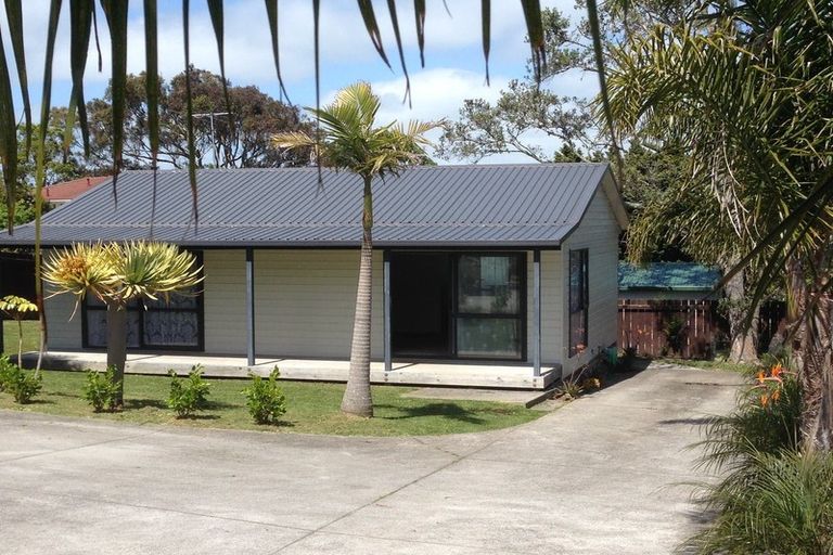 Photo of property in 21 Lantana Road, Green Bay, Auckland, 0604
