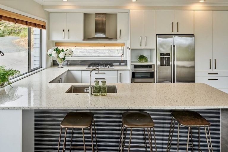 Photo of property in 2 Hauroko Glen, Aotea, Porirua, 5024