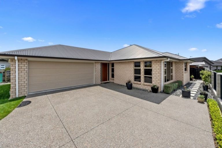 Photo of property in 18 Gibbston Close, Huntington, Hamilton, 3210