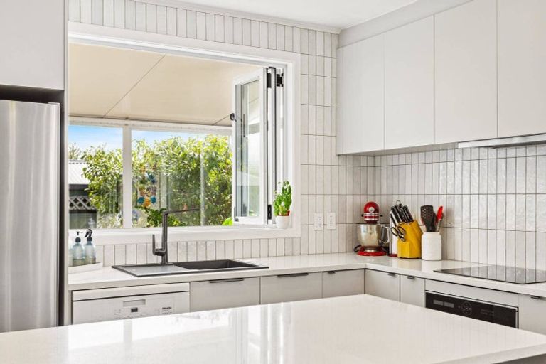 Photo of property in 19 Brennan Avenue, Te Atatu Peninsula, Auckland, 0610