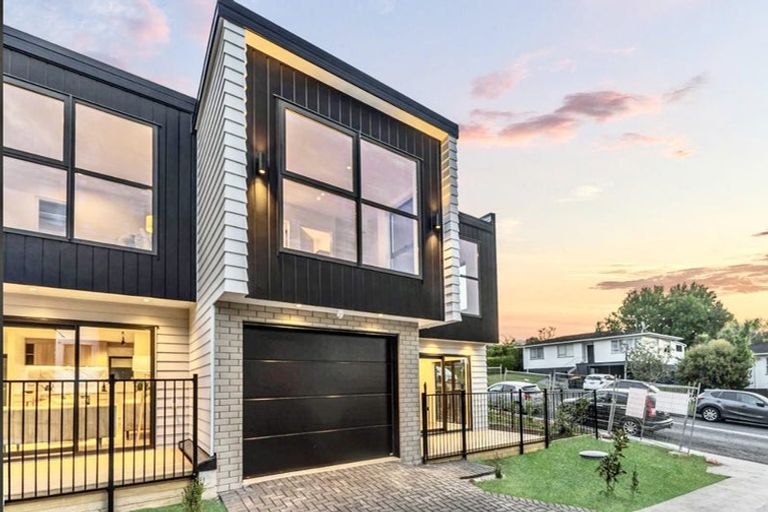 Photo of property in 12a Hewlett Road, Massey, Auckland, 0614