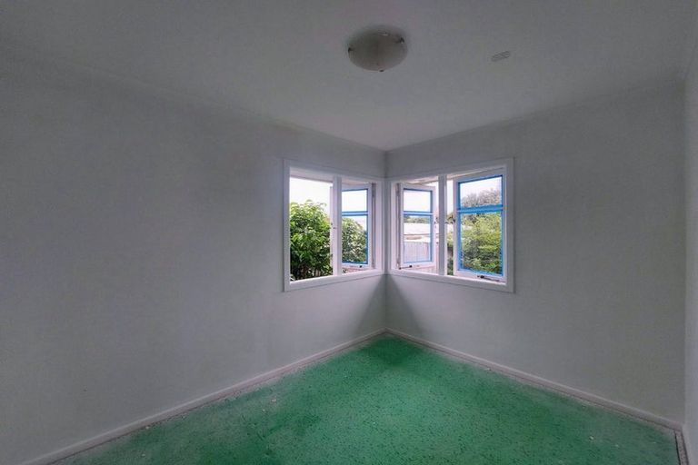 Photo of property in 1/9 Kirrie Avenue, Te Atatu South, Auckland, 0610