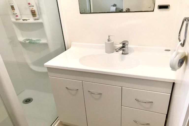 Photo of property in 2/5 Keldale Place, Forrest Hill, Auckland, 0620