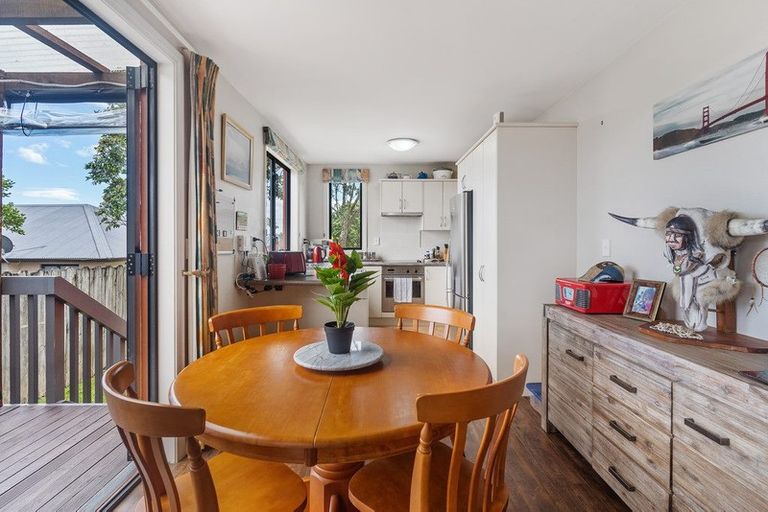 Photo of property in 16 View Ridge Drive, Ranui, Auckland, 0612