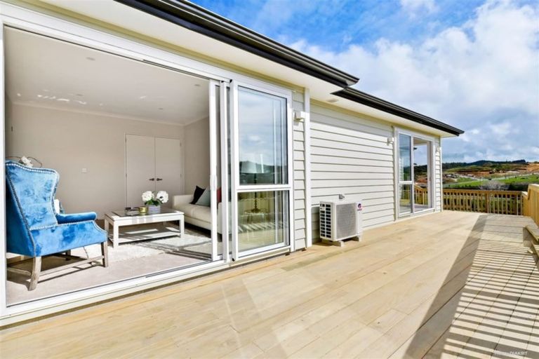 Photo of property in 27 Maka Terrace, Orewa, 0931