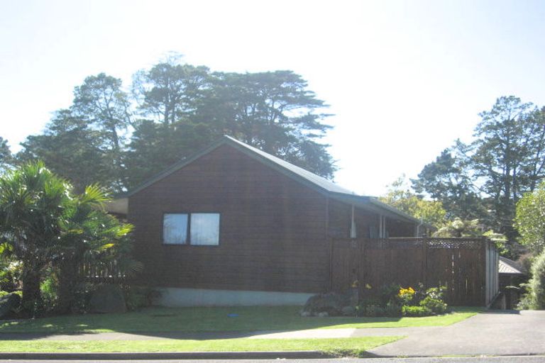 Photo of property in 1/30 Lochend Place, Highland Park, Auckland, 2010