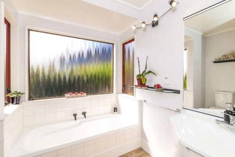 Photo of property in 68 Shepherd Road, Waipahihi, Taupo, 3330