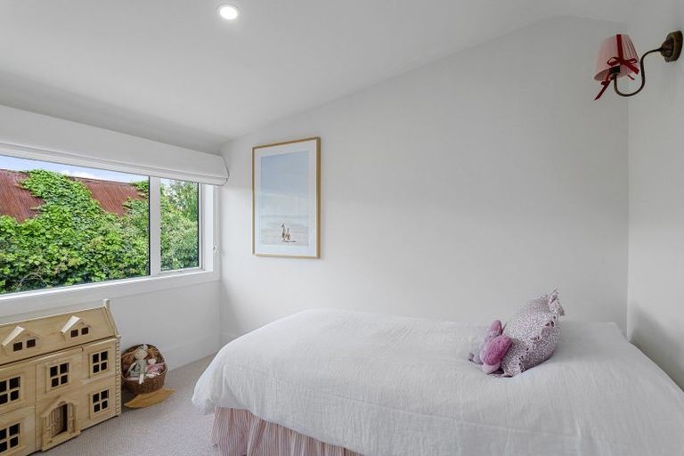 Photo of property in 17 Searells Road, Strowan, Christchurch, 8052