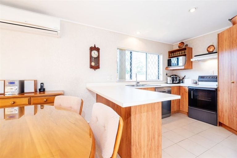Photo of property in 2 Bosnyak Drive, Te Atatu South, Auckland, 0610