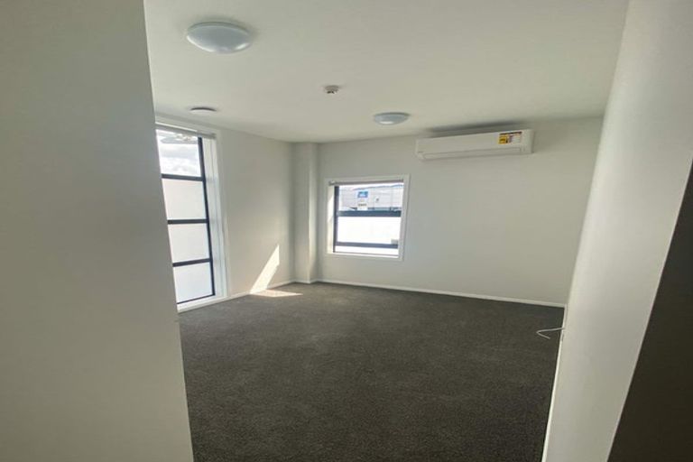 Photo of property in 2/2a Gibbons Street, Upper Hutt, 5018