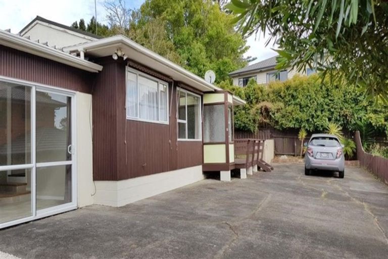 Photo of property in 2/4202a Great North Road, Glendene, Auckland, 0602