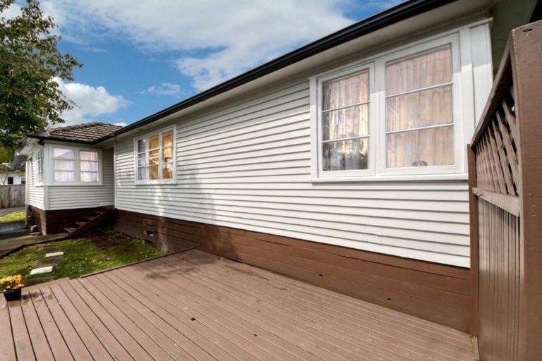 Photo of property in 1/132 Edmonton Road, Te Atatu South, Auckland, 0610