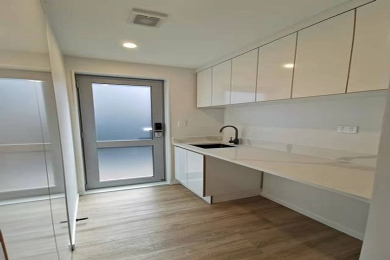 Photo of property in 37 Takapu Street, Henderson, Auckland, 0612