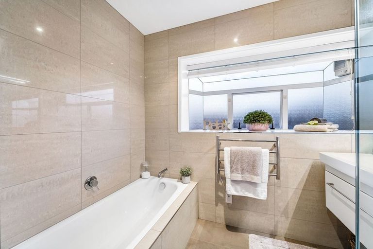 Photo of property in 28 Lydford Place, Glendene, Auckland, 0602